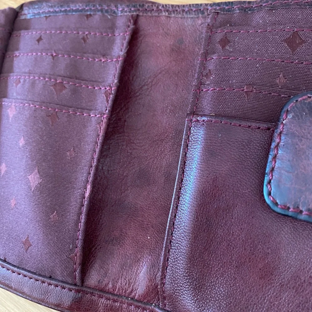 Fossil Deep Burgundy Leather Compact Wallet with Plaque